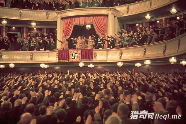 14���ɴ�¹���ϡ�в�ɫ����Ƭ��չ�����˲����ı�����ѧ(1)