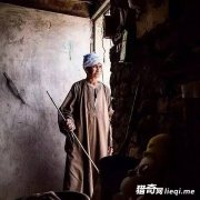 ���������Σ�����һȺװ������˰�ש��Ů��